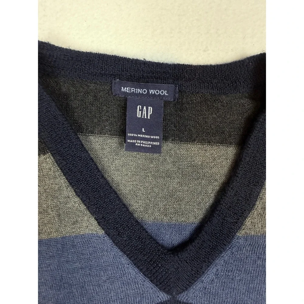 Gap Mens Merino Wool V-Neck Sweater Large Blue Gray Striped Knit Pullover